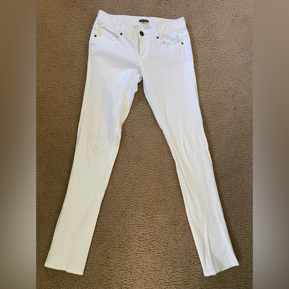 Armani Exchange Sz 6 white skinny jeans with zipper detail on hem.